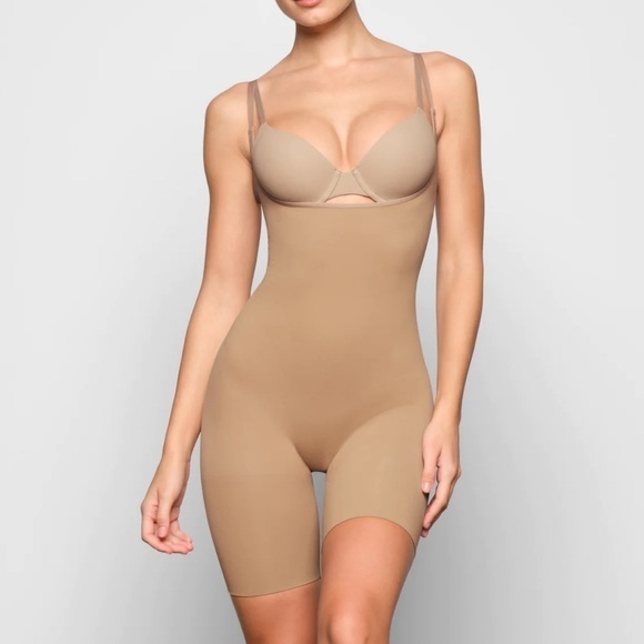 Skims Seamless Sculpting OPEN BUST THONG BODYSUIT - Picture 1 of 6